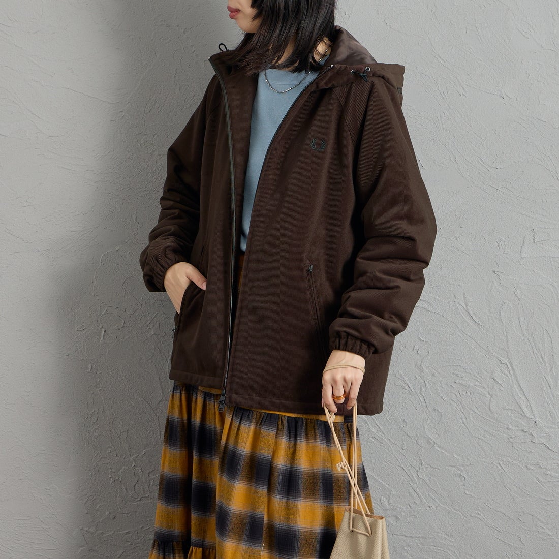 FRED PERRY [フレッドペリー] 別注 フードロゴ刺繍 コーデュロイジャケット [FPM-26A-026JF] RICH BROWN &&モデル身長：162cm 着用サイズ：S&&