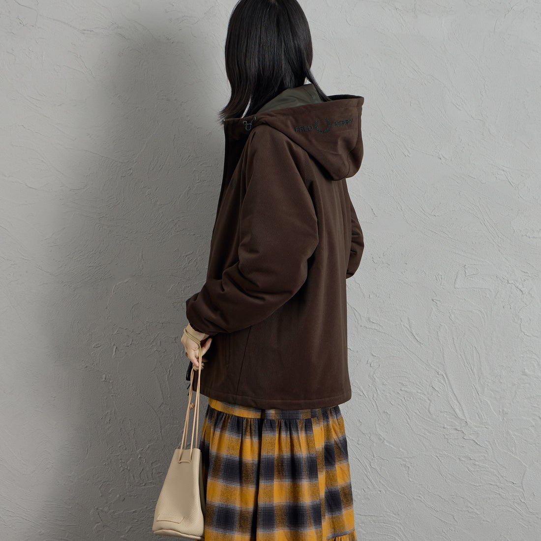 FRED PERRY [フレッドペリー] 別注 フードロゴ刺繍 コーデュロイジャケット [FPM-26A-026JF] RICH BROWN &&モデル身長：162cm 着用サイズ：S&&