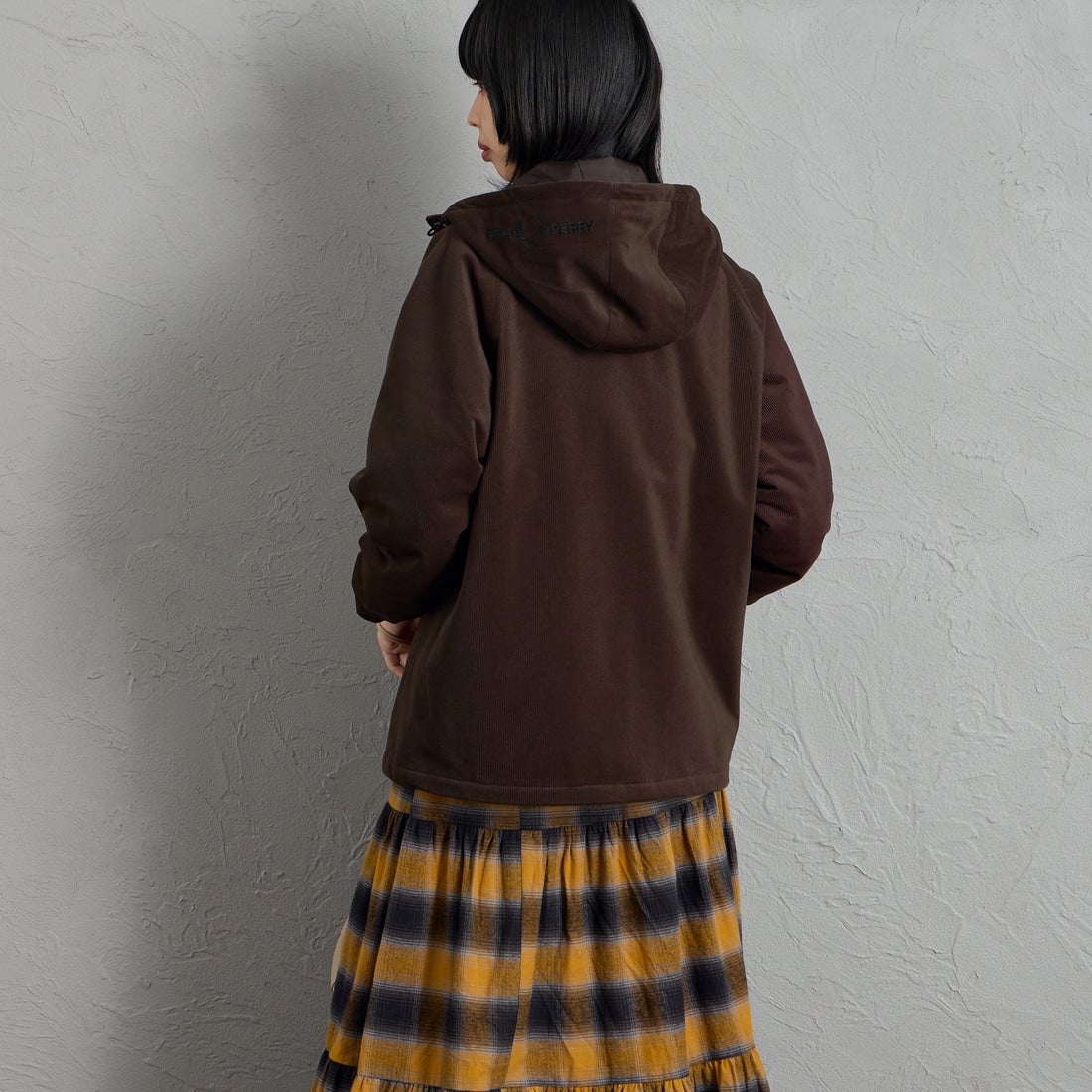 FRED PERRY [フレッドペリー] 別注 フードロゴ刺繍 コーデュロイジャケット [FPM-26A-026JF] RICH BROWN &&モデル身長：162cm 着用サイズ：S&&