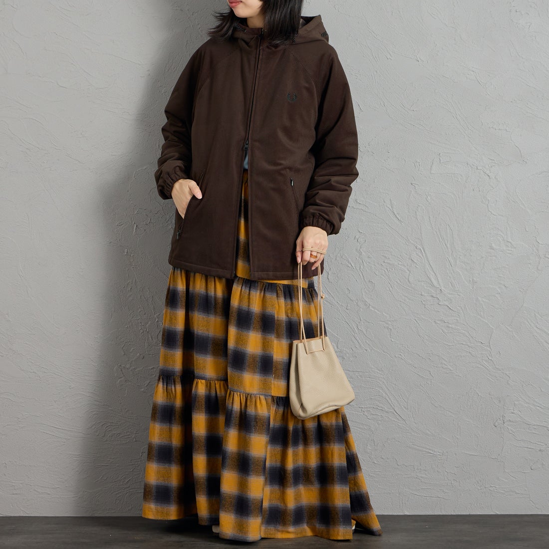 FRED PERRY [フレッドペリー] 別注 フードロゴ刺繍 コーデュロイジャケット [FPM-26A-026JF] RICH BROWN &&モデル身長：162cm 着用サイズ：S&&