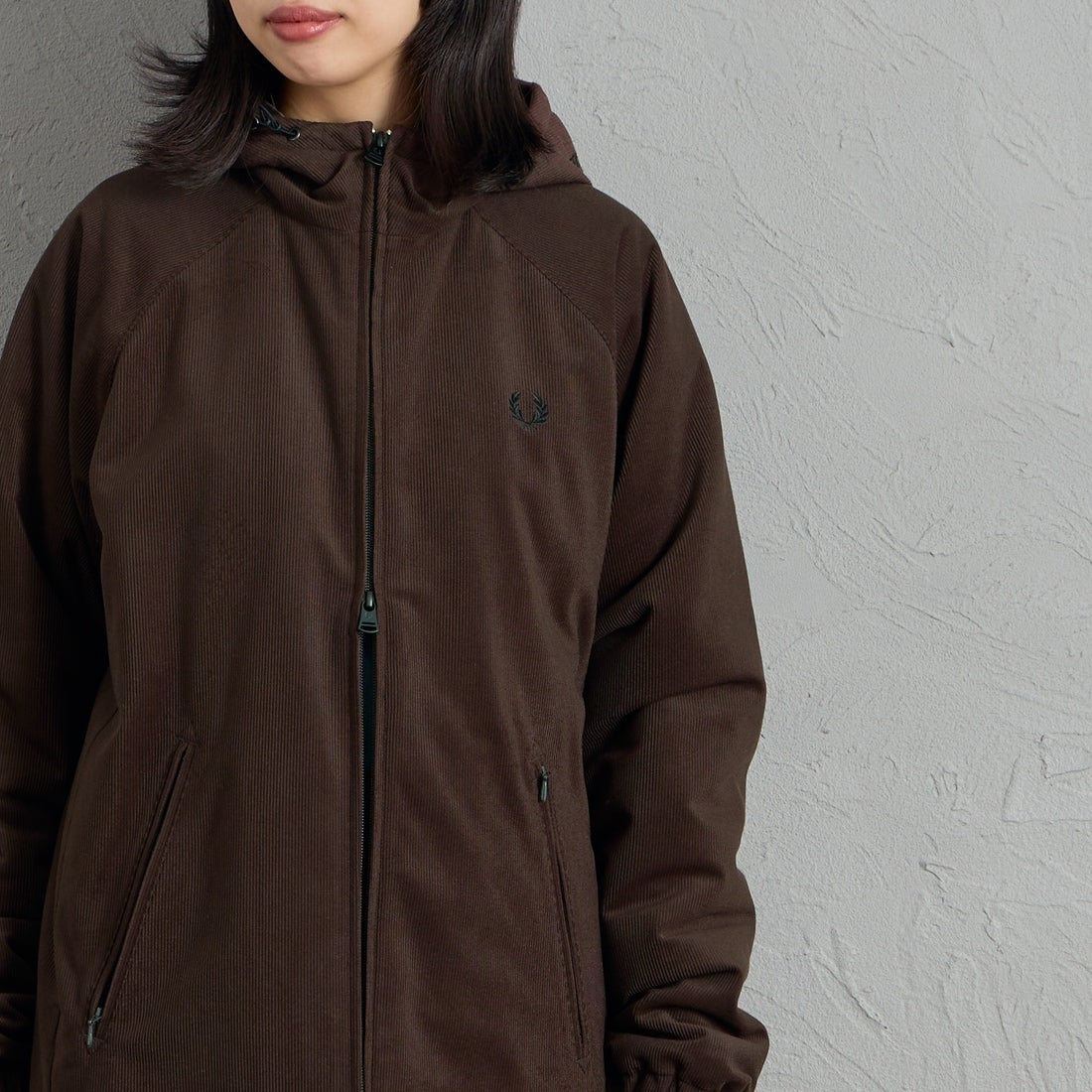 FRED PERRY [フレッドペリー] 別注 フードロゴ刺繍 コーデュロイジャケット [FPM-26A-026JF] RICH BROWN &&モデル身長：162cm 着用サイズ：S&&