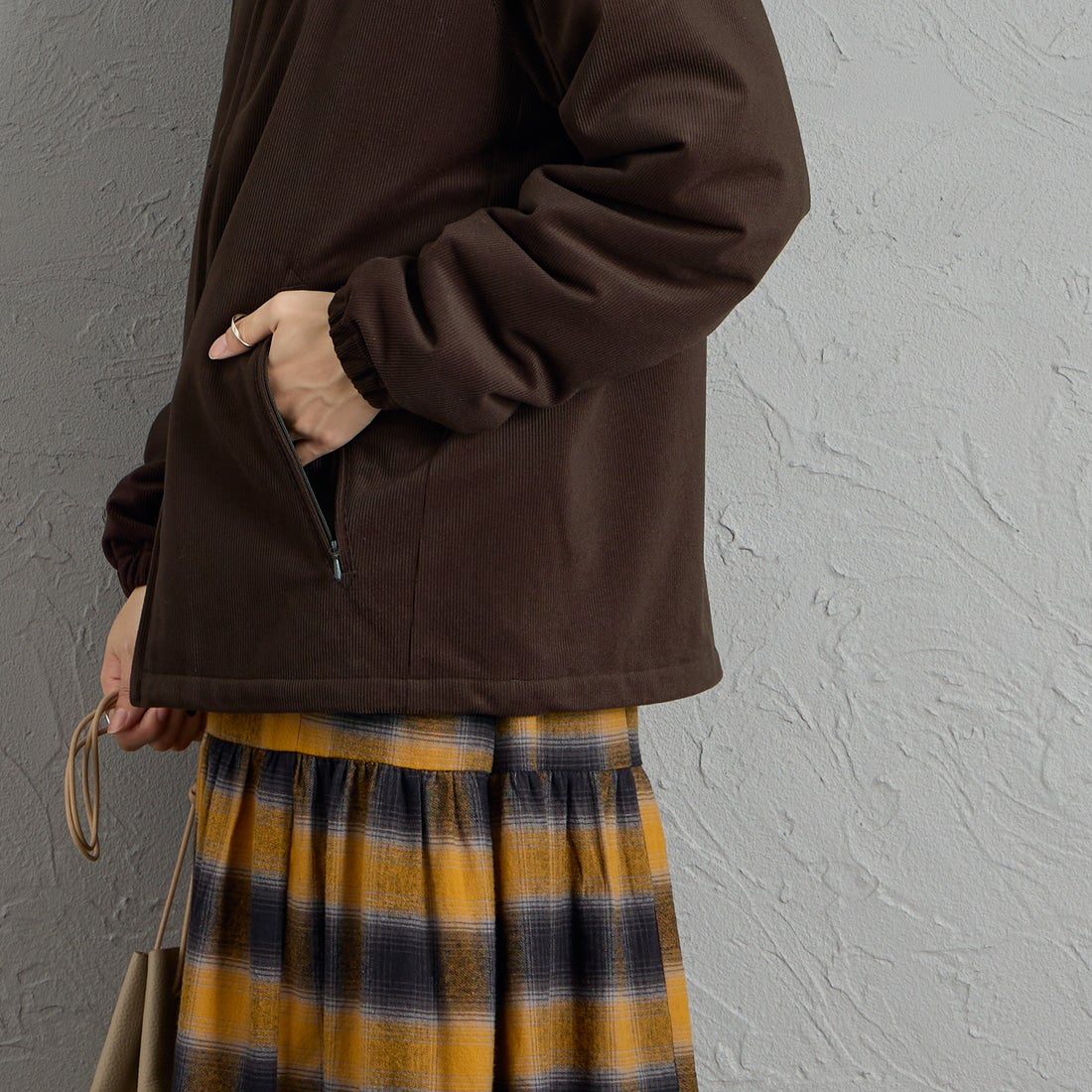 FRED PERRY [フレッドペリー] 別注 フードロゴ刺繍 コーデュロイジャケット [FPM-26A-026JF] RICH BROWN &&モデル身長：162cm 着用サイズ：S&&Y [フレッドペリー] 別注 フードロゴ刺繍 コーデュロイジャケット [FPM-26A-026JF]