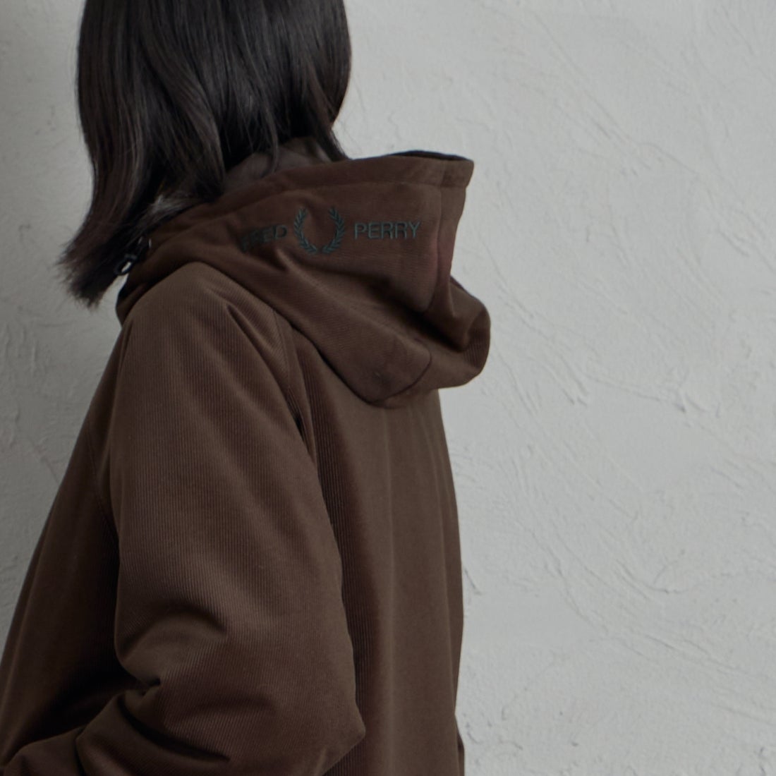 FRED PERRY [フレッドペリー] 別注 フードロゴ刺繍 コーデュロイジャケット [FPM-26A-026JF] RICH BROWN &&モデル身長：162cm 着用サイズ：S&&