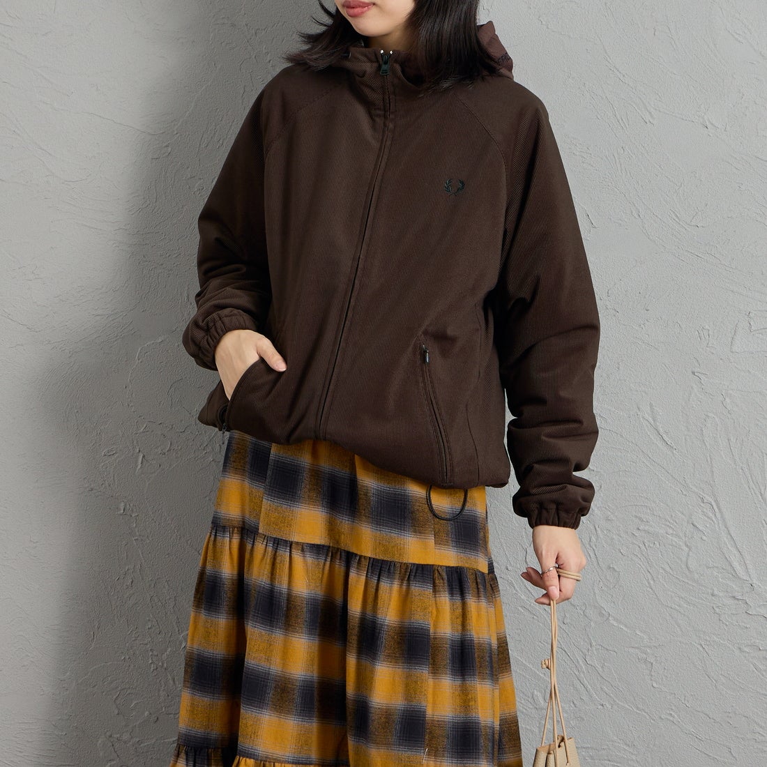 FRED PERRY [フレッドペリー] 別注 フードロゴ刺繍 コーデュロイジャケット [FPM-26A-026JF] RICH BROWN &&モデル身長：162cm 着用サイズ：S&&