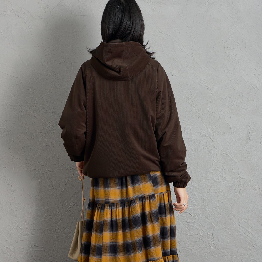 FRED PERRY [フレッドペリー] 別注 フードロゴ刺繍 コーデュロイジャケット [FPM-26A-026JF] RICH BROWN &&モデル身長：162cm 着用サイズ：S&&