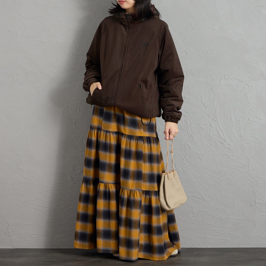 FRED PERRY [フレッドペリー] 別注 フードロゴ刺繍 コーデュロイジャケット [FPM-26A-026JF] RICH BROWN &&モデル身長：162cm 着用サイズ：S&&