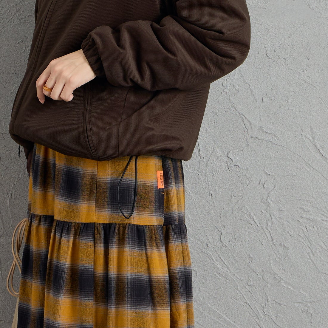 FRED PERRY [フレッドペリー] 別注 フードロゴ刺繍 コーデュロイジャケット [FPM-26A-026JF] RICH BROWN &&モデル身長：162cm 着用サイズ：S&&