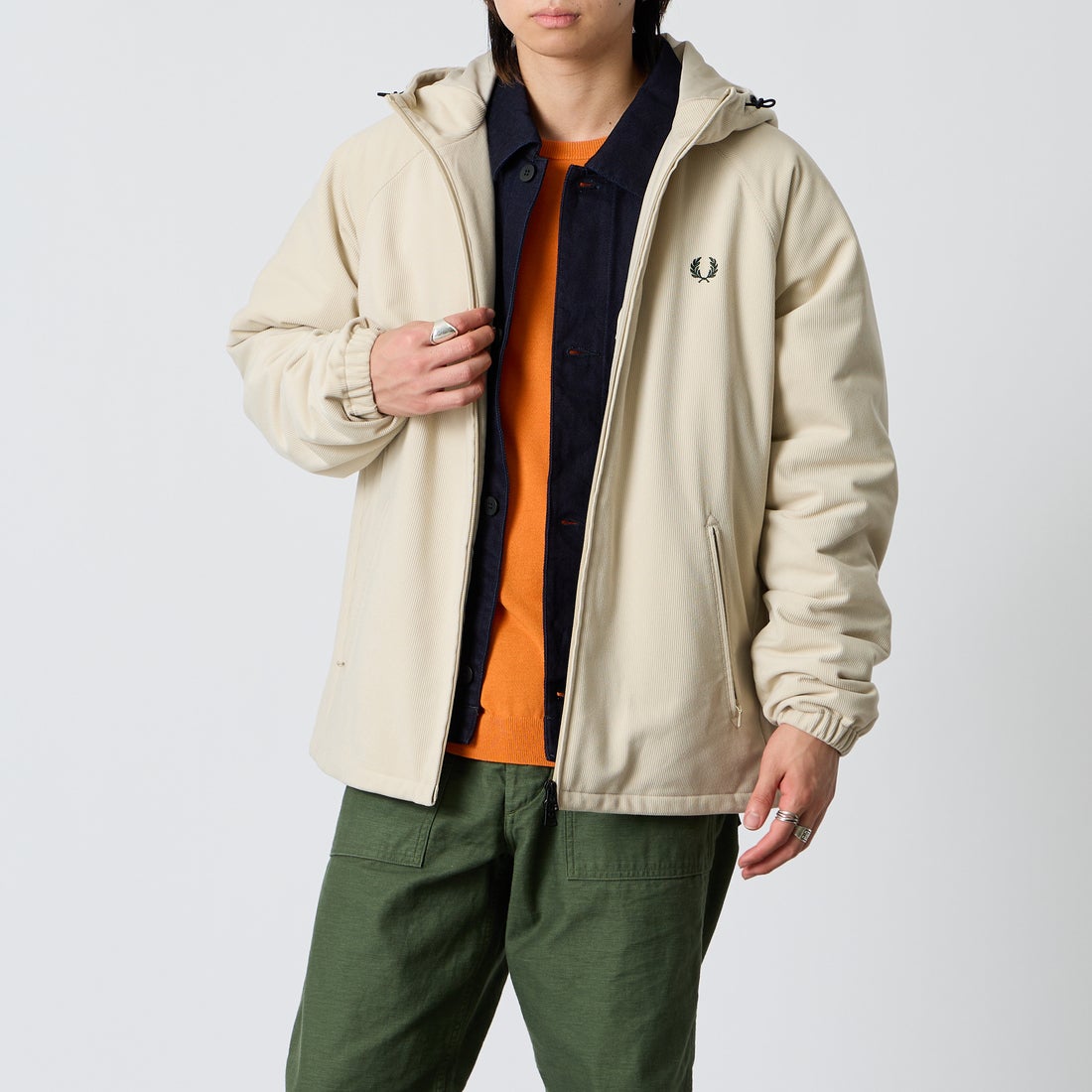FRED PERRY [フレッドペリー] 別注 フードロゴ刺繍 コーデュロイジャケット [FPM-26A-026JF] OATMEAL/NI &&モデル身長：177cm 着用サイズ：L&&