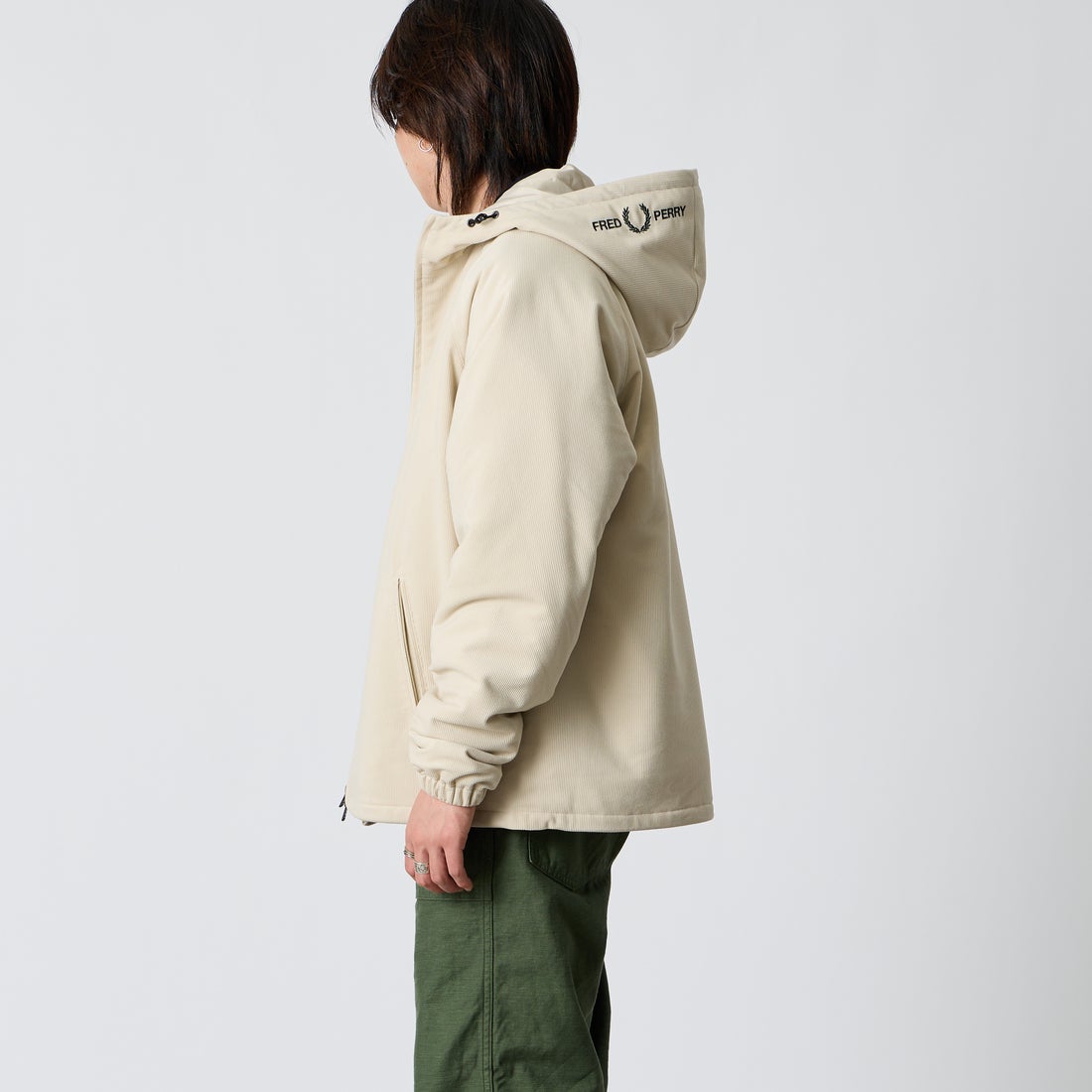 FRED PERRY [フレッドペリー] 別注 フードロゴ刺繍 コーデュロイジャケット [FPM-26A-026JF] OATMEAL/NI &&モデル身長：177cm 着用サイズ：L&&