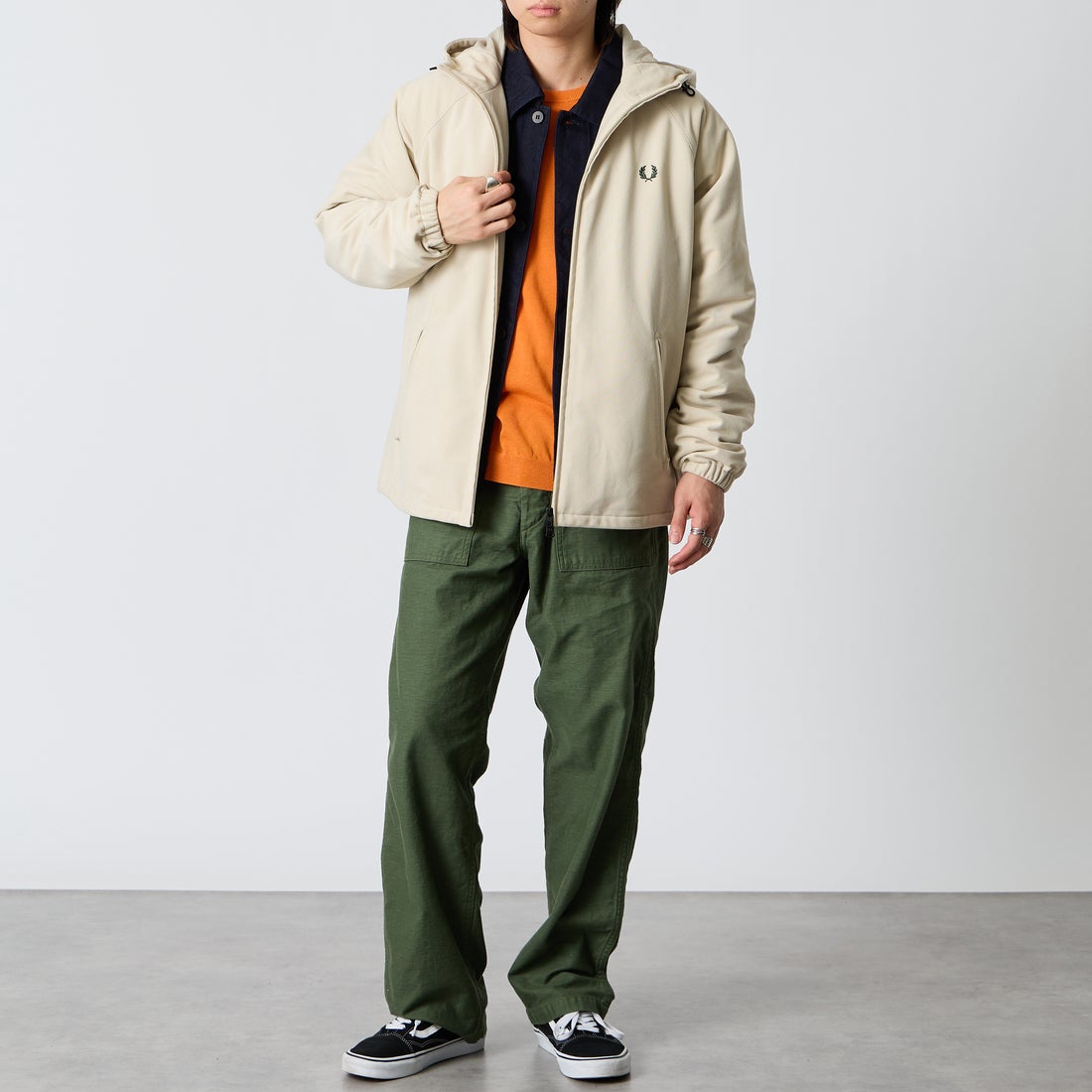 FRED PERRY [フレッドペリー] 別注 フードロゴ刺繍 コーデュロイジャケット [FPM-26A-026JF] OATMEAL/NI &&モデル身長：177cm 着用サイズ：L&&