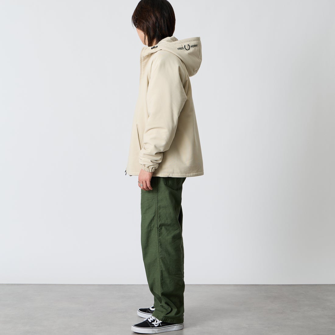 FRED PERRY [フレッドペリー] 別注 フードロゴ刺繍 コーデュロイジャケット [FPM-26A-026JF] OATMEAL/NI &&モデル身長：177cm 着用サイズ：L&&