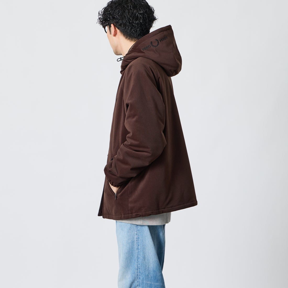 FRED PERRY [フレッドペリー] 別注 フードロゴ刺繍 コーデュロイジャケット [FPM-26A-026JF] RICH BRWON &&モデル身長：168cm 着用サイズ：L&&