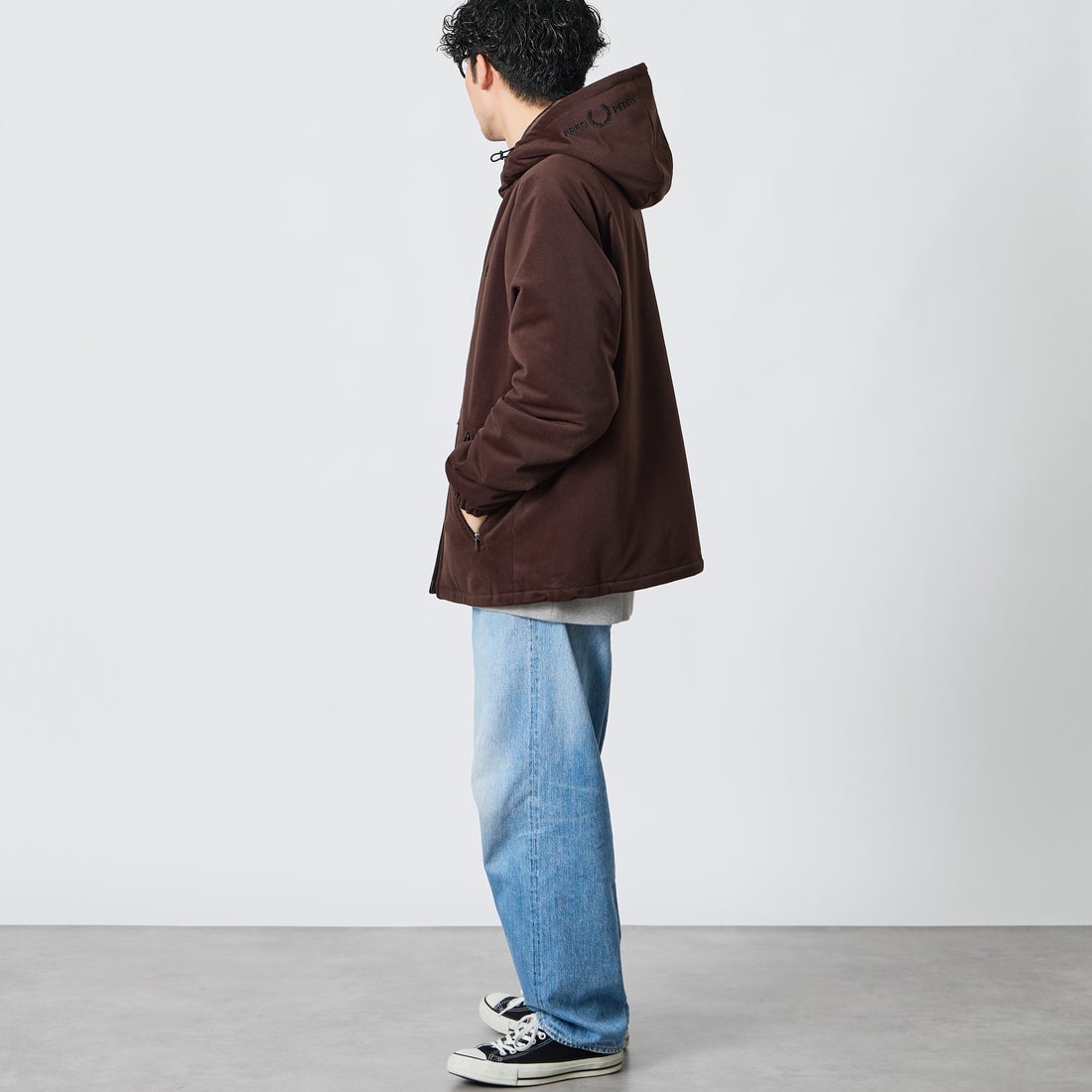 FRED PERRY [フレッドペリー] 別注 フードロゴ刺繍 コーデュロイジャケット [FPM-26A-026JF] RICH BRWON &&モデル身長：168cm 着用サイズ：L&&