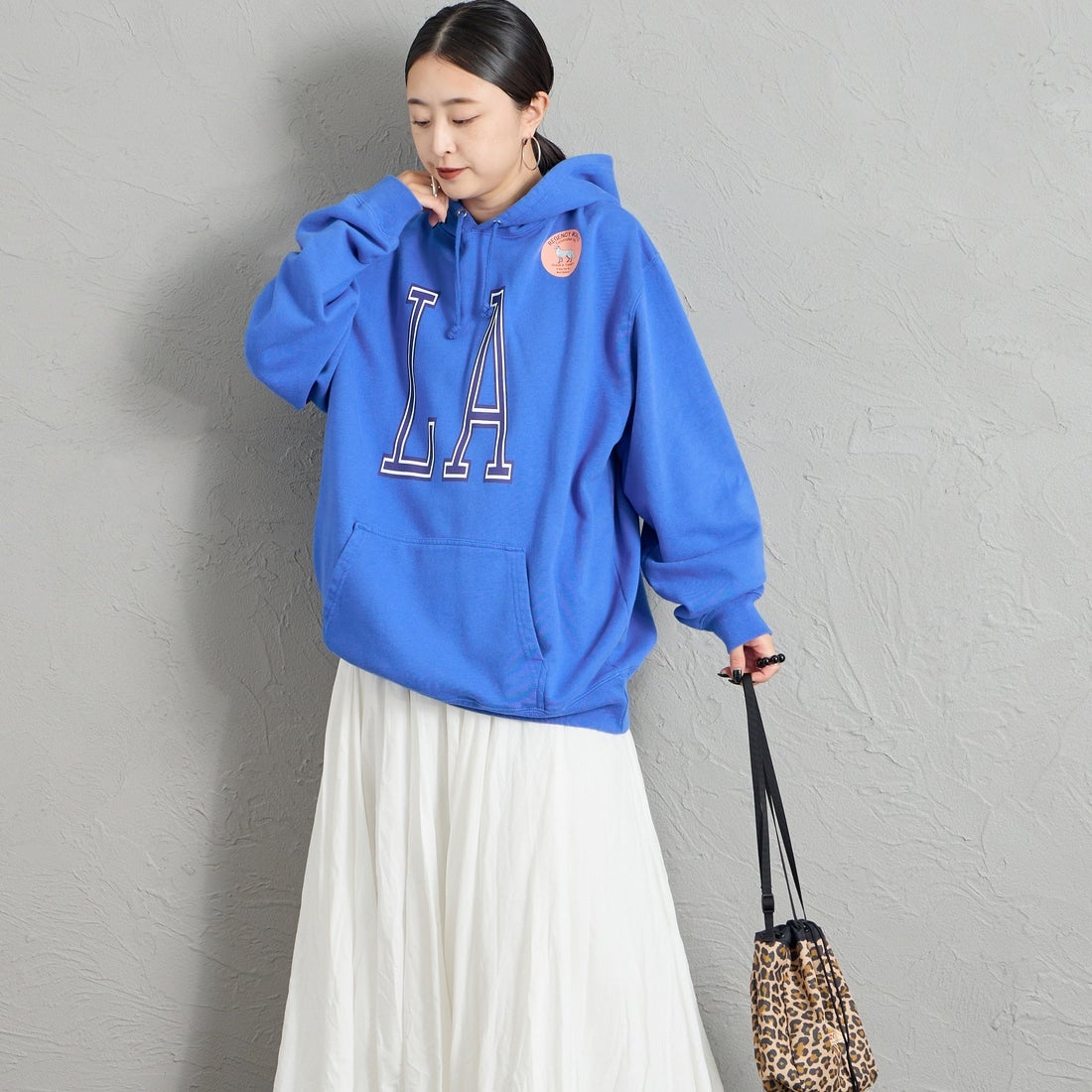 REGENCY WORKS [リージェンシーワークス] 別注 スーベニアプリント スウェットパーカー [521401C-11-JF] BLUE &&モデル身長：150cm 着用サイズ：XL&&