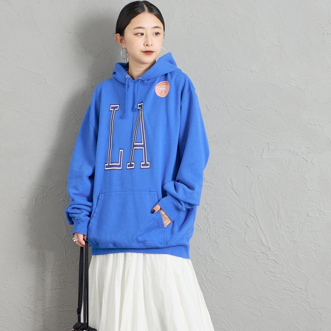 REGENCY WORKS [リージェンシーワークス] 別注 スーベニアプリント スウェットパーカー [521401C-11-JF] BLUE &&モデル身長：150cm 着用サイズ：XL&&