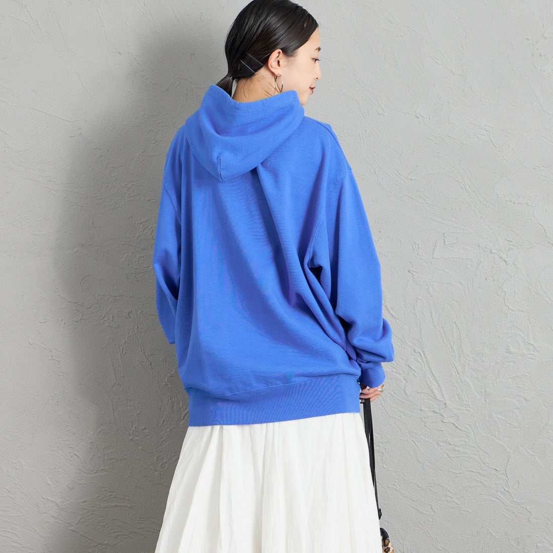 REGENCY WORKS [リージェンシーワークス] 別注 スーベニアプリント スウェットパーカー [521401C-11-JF] BLUE &&モデル身長：150cm 着用サイズ：XL&&