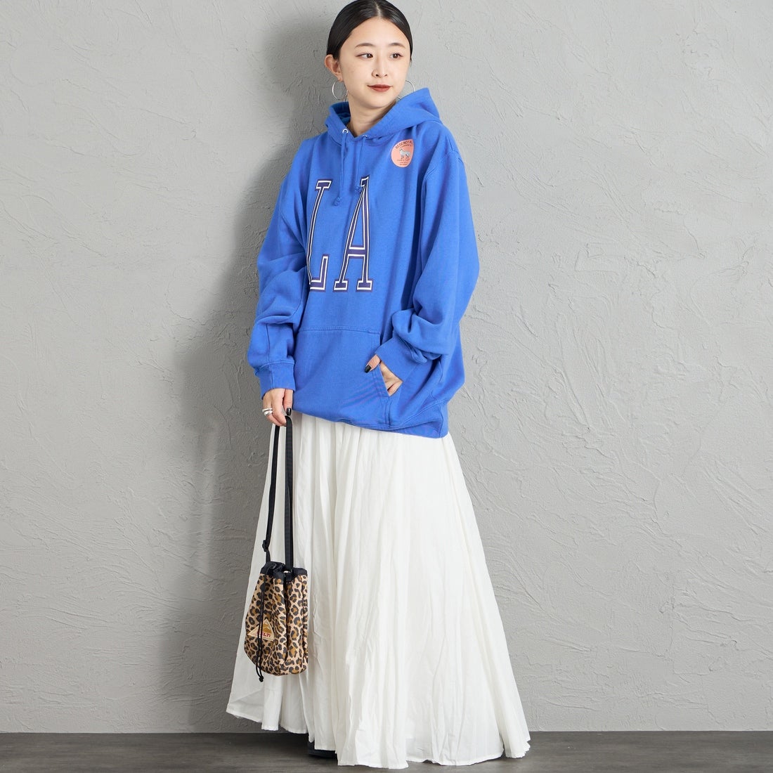REGENCY WORKS [リージェンシーワークス] 別注 スーベニアプリント スウェットパーカー [521401C-11-JF] BLUE &&モデル身長：150cm 着用サイズ：XL&&