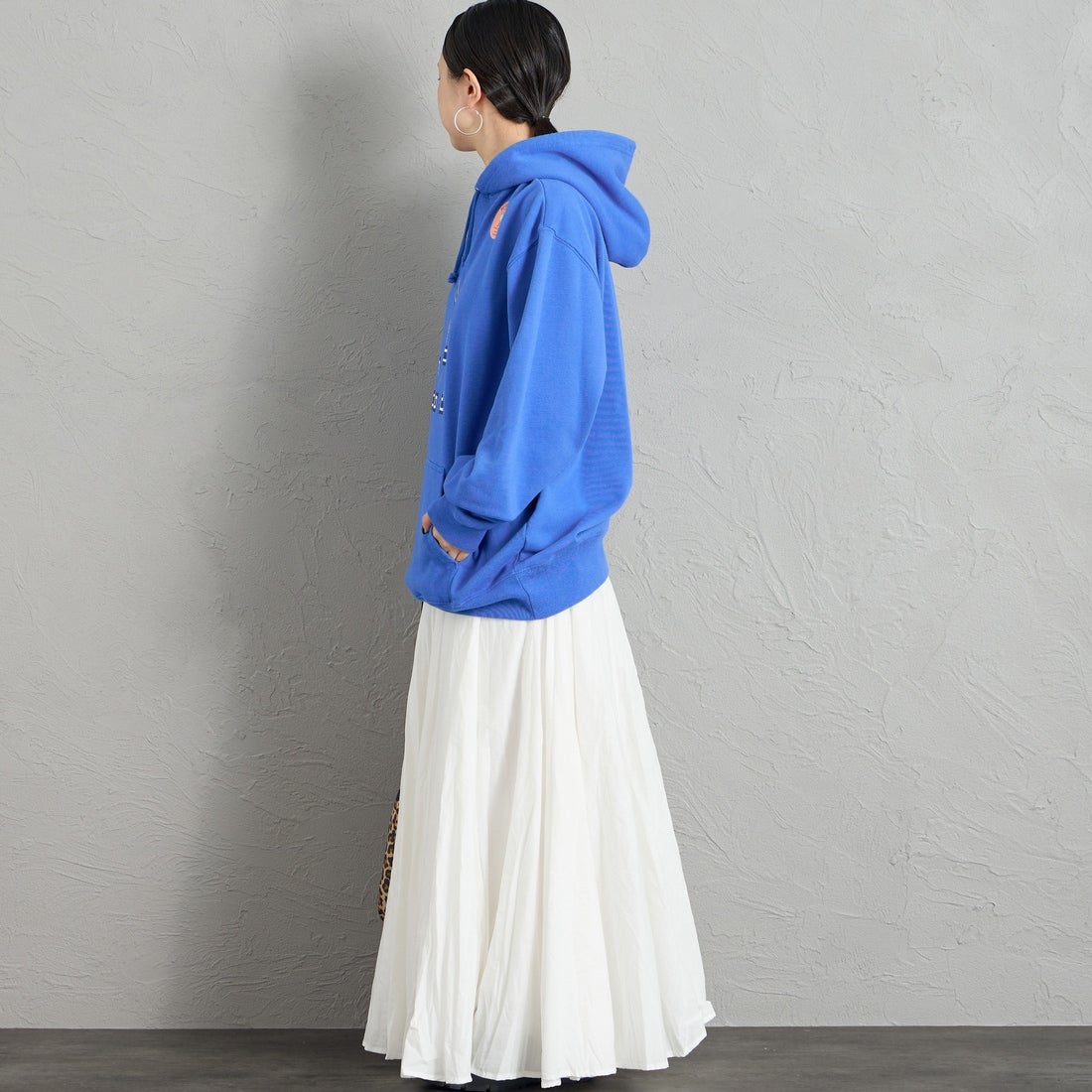 REGENCY WORKS [リージェンシーワークス] 別注 スーベニアプリント スウェットパーカー [521401C-11-JF] BLUE &&モデル身長：150cm 着用サイズ：XL&&