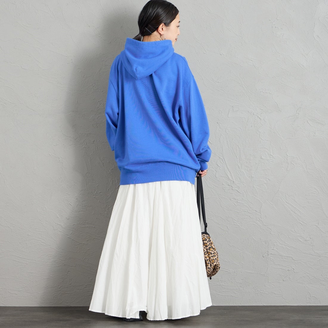REGENCY WORKS [リージェンシーワークス] 別注 スーベニアプリント スウェットパーカー [521401C-11-JF] BLUE &&モデル身長：150cm 着用サイズ：XL&&