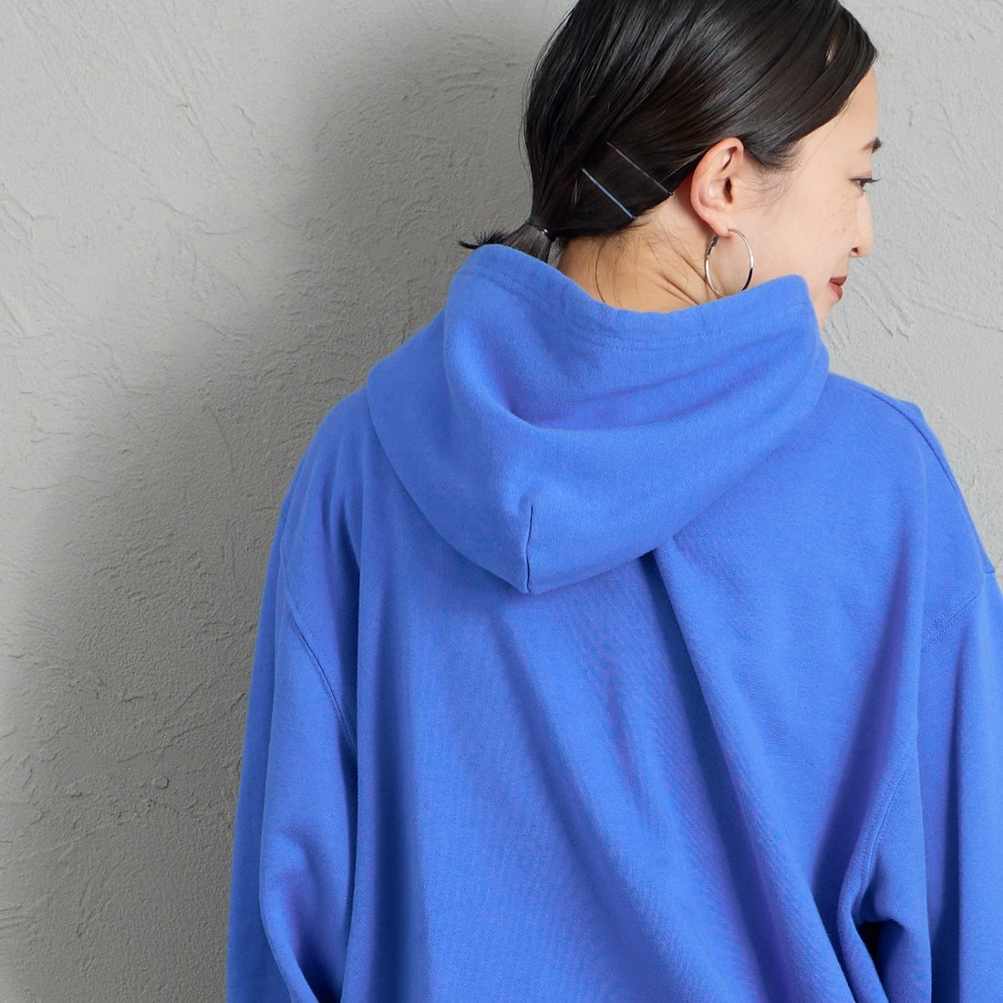 REGENCY WORKS [リージェンシーワークス] 別注 スーベニアプリント スウェットパーカー [521401C-11-JF] BLUE &&モデル身長：150cm 着用サイズ：XL&&