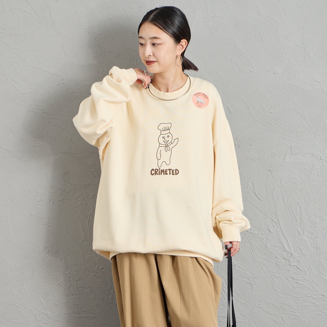 REGENCY WORKS [リージェンシーワークス] 別注 スーベニアプリント クルーネックスウェット [504401A-8-JF] NATURAL &&モデル身長：150cm 着用サイズ：XL&&