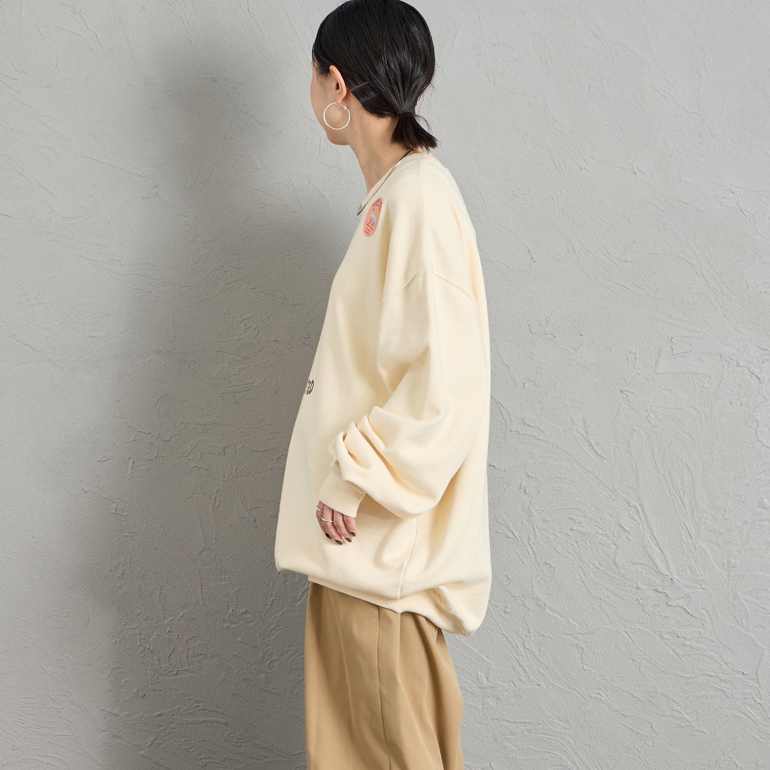 REGENCY WORKS [リージェンシーワークス] 別注 スーベニアプリント クルーネックスウェット [504401A-8-JF] NATURAL &&モデル身長：150cm 着用サイズ：XL&&