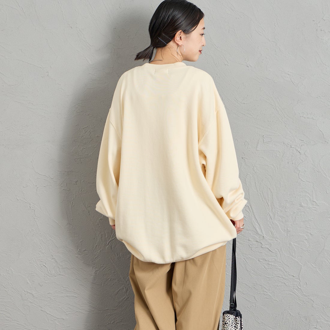 REGENCY WORKS [リージェンシーワークス] 別注 スーベニアプリント クルーネックスウェット [504401A-8-JF] NATURAL &&モデル身長：150cm 着用サイズ：XL&&