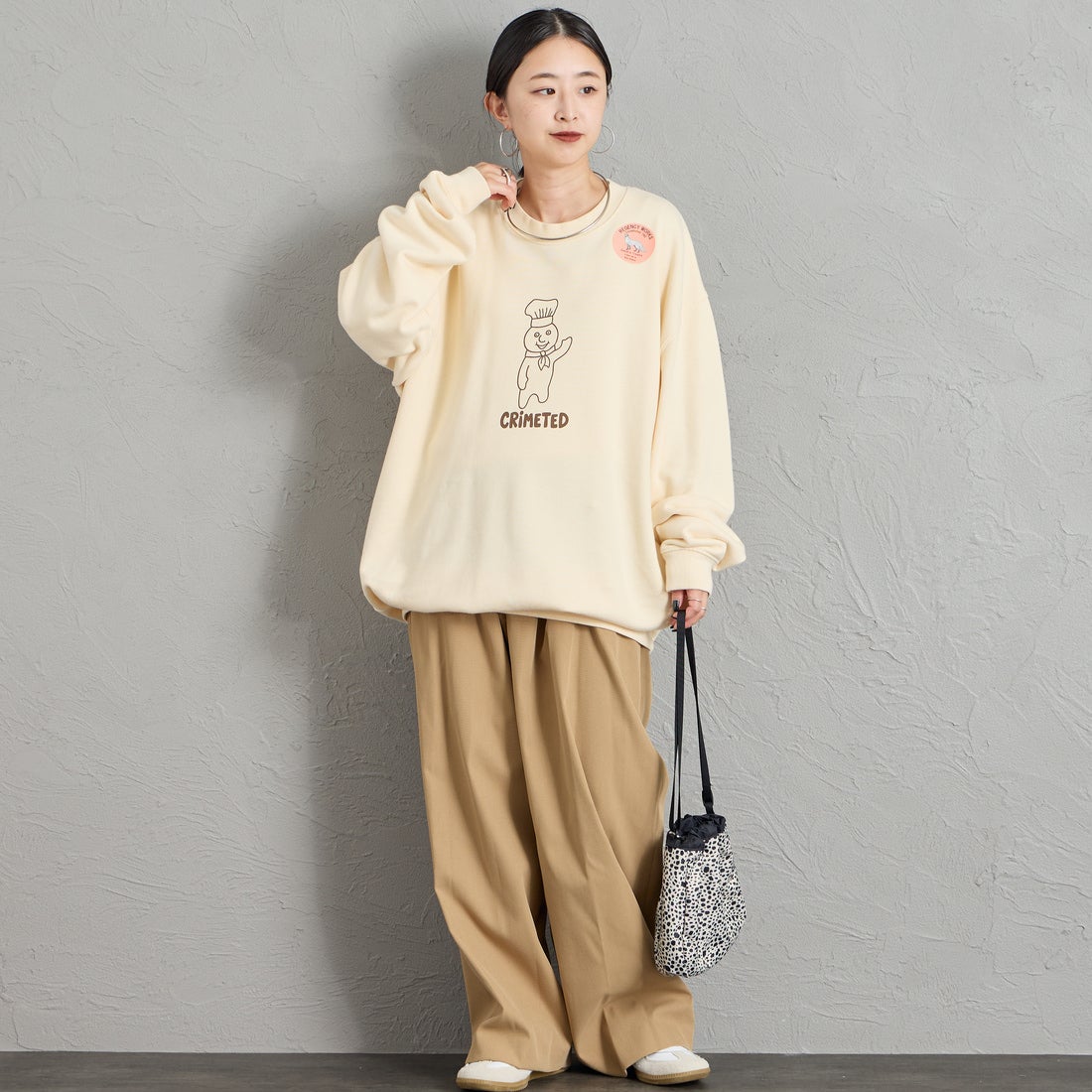 REGENCY WORKS [リージェンシーワークス] 別注 スーベニアプリント クルーネックスウェット [504401A-8-JF] NATURAL &&モデル身長：150cm 着用サイズ：XL&&