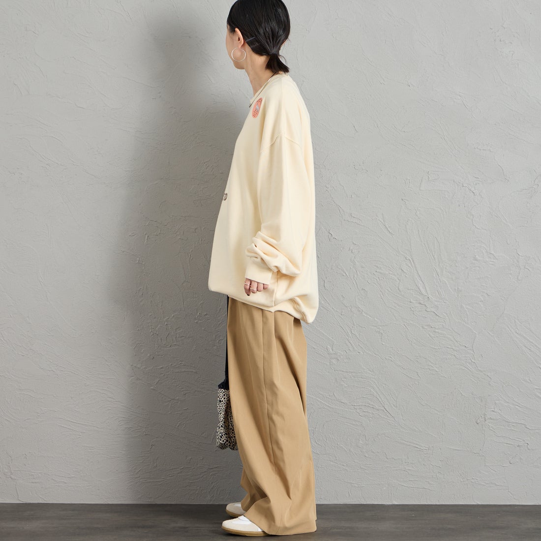 REGENCY WORKS [リージェンシーワークス] 別注 スーベニアプリント クルーネックスウェット [504401A-8-JF] NATURAL &&モデル身長：150cm 着用サイズ：XL&&