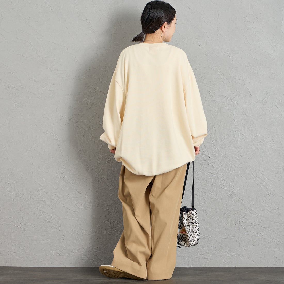 REGENCY WORKS [リージェンシーワークス] 別注 スーベニアプリント クルーネックスウェット [504401A-8-JF] NATURAL &&モデル身長：150cm 着用サイズ：XL&&