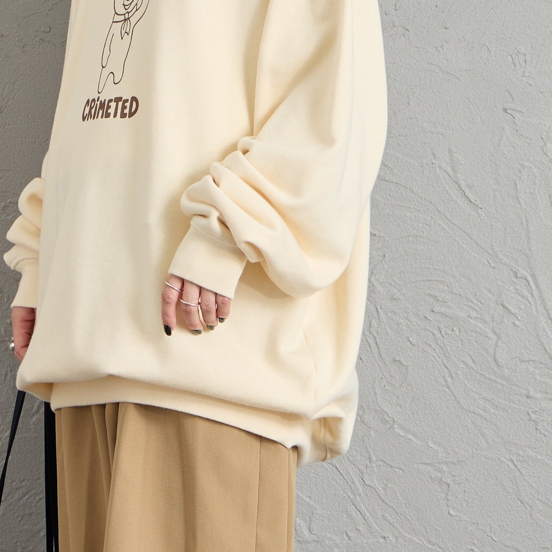 REGENCY WORKS [リージェンシーワークス] 別注 スーベニアプリント クルーネックスウェット [504401A-8-JF] NATURAL &&モデル身長：150cm 着用サイズ：XL&&