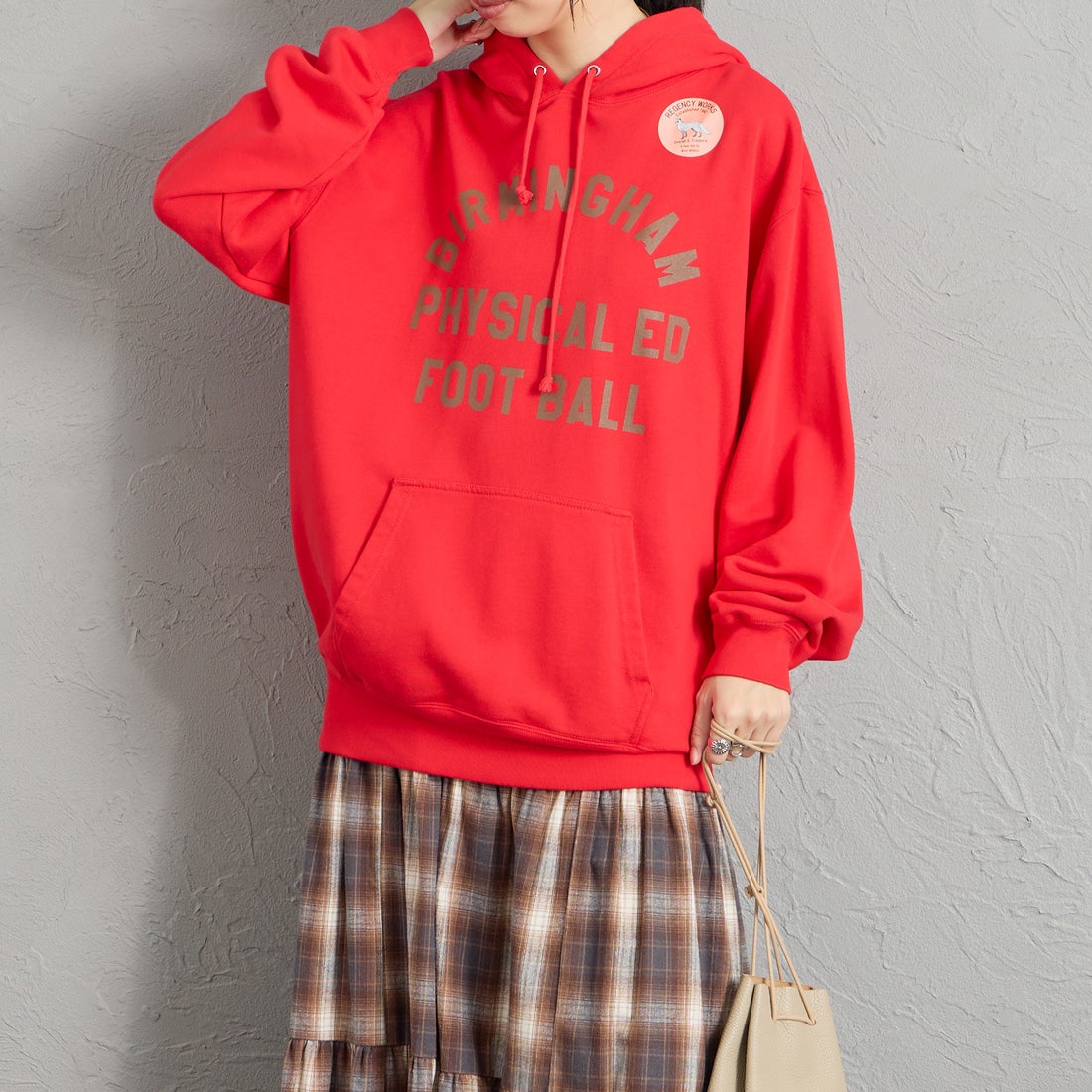 REGENCY WORKS [リージェンシーワークス] 別注 スーベニアプリント スウェットパーカー [521401L-2-JF] RED &&モデル身長：162cm 着用サイズ：XL&&
