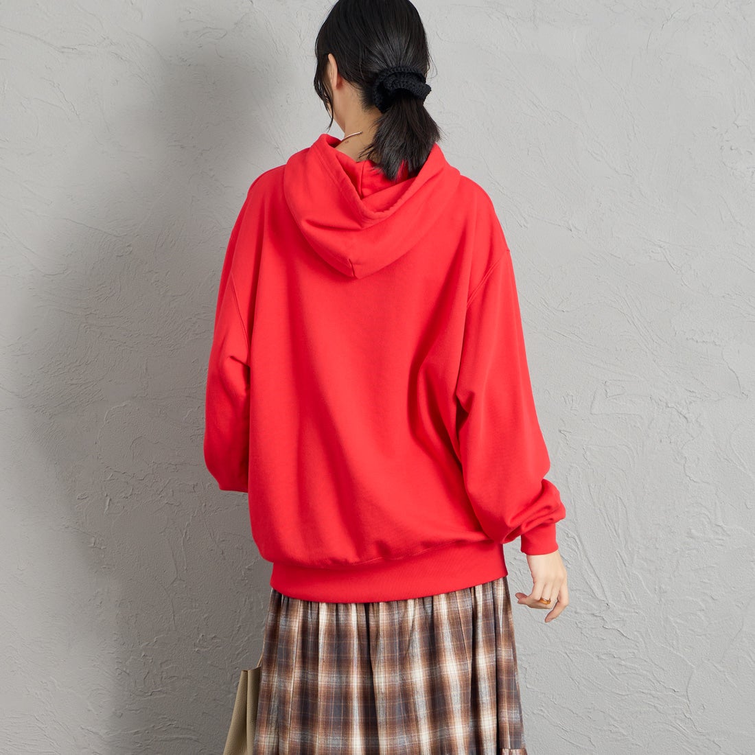 REGENCY WORKS [リージェンシーワークス] 別注 スーベニアプリント スウェットパーカー [521401L-2-JF] RED &&モデル身長：162cm 着用サイズ：XL&&