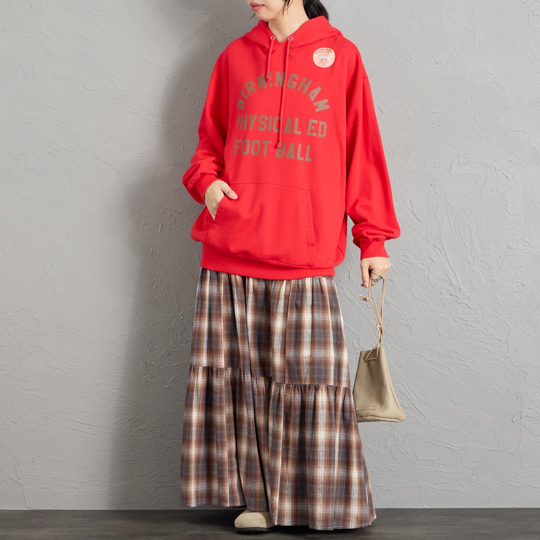 REGENCY WORKS [リージェンシーワークス] 別注 スーベニアプリント スウェットパーカー [521401L-2-JF] RED &&モデル身長：162cm 着用サイズ：XL&&