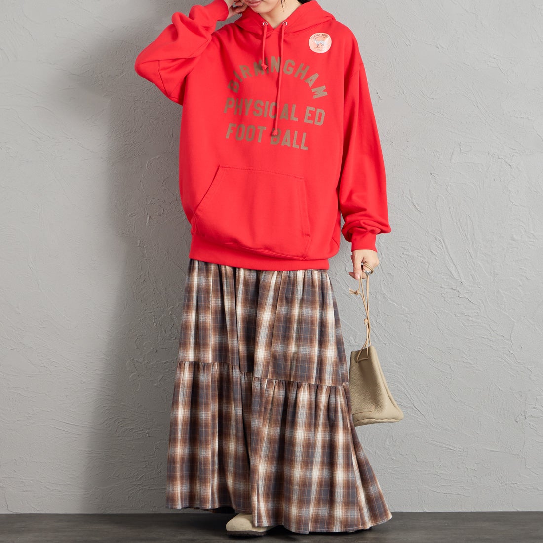 REGENCY WORKS [リージェンシーワークス] 別注 スーベニアプリント スウェットパーカー [521401L-2-JF] RED &&モデル身長：162cm 着用サイズ：XL&&