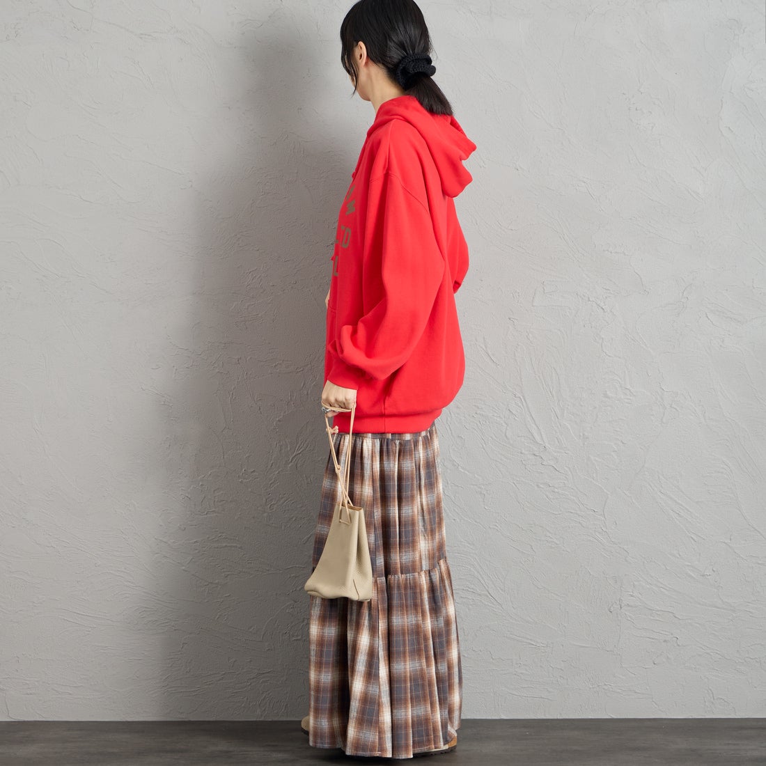 REGENCY WORKS [リージェンシーワークス] 別注 スーベニアプリント スウェットパーカー [521401L-2-JF] RED &&モデル身長：162cm 着用サイズ：XL&&