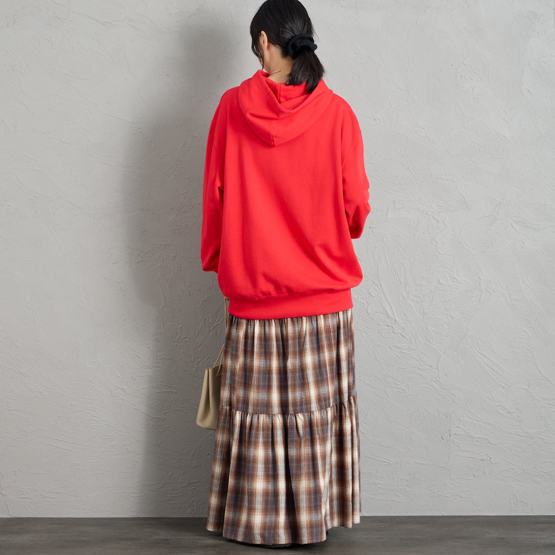 REGENCY WORKS [リージェンシーワークス] 別注 スーベニアプリント スウェットパーカー [521401L-2-JF] RED &&モデル身長：162cm 着用サイズ：XL&&