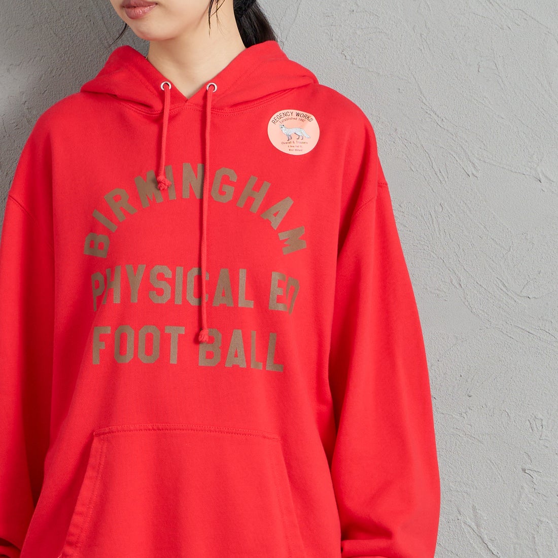 REGENCY WORKS [リージェンシーワークス] 別注 スーベニアプリント スウェットパーカー [521401L-2-JF] RED &&モデル身長：162cm 着用サイズ：XL&&
