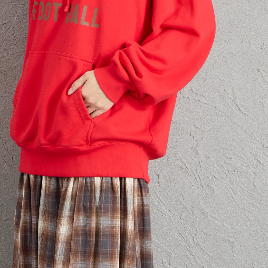 REGENCY WORKS [リージェンシーワークス] 別注 スーベニアプリント スウェットパーカー [521401L-2-JF] RED &&モデル身長：162cm 着用サイズ：XL&&