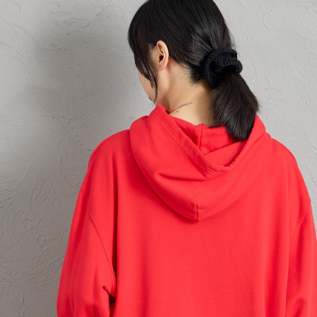 REGENCY WORKS [リージェンシーワークス] 別注 スーベニアプリント スウェットパーカー [521401L-2-JF] RED &&モデル身長：162cm 着用サイズ：XL&&
