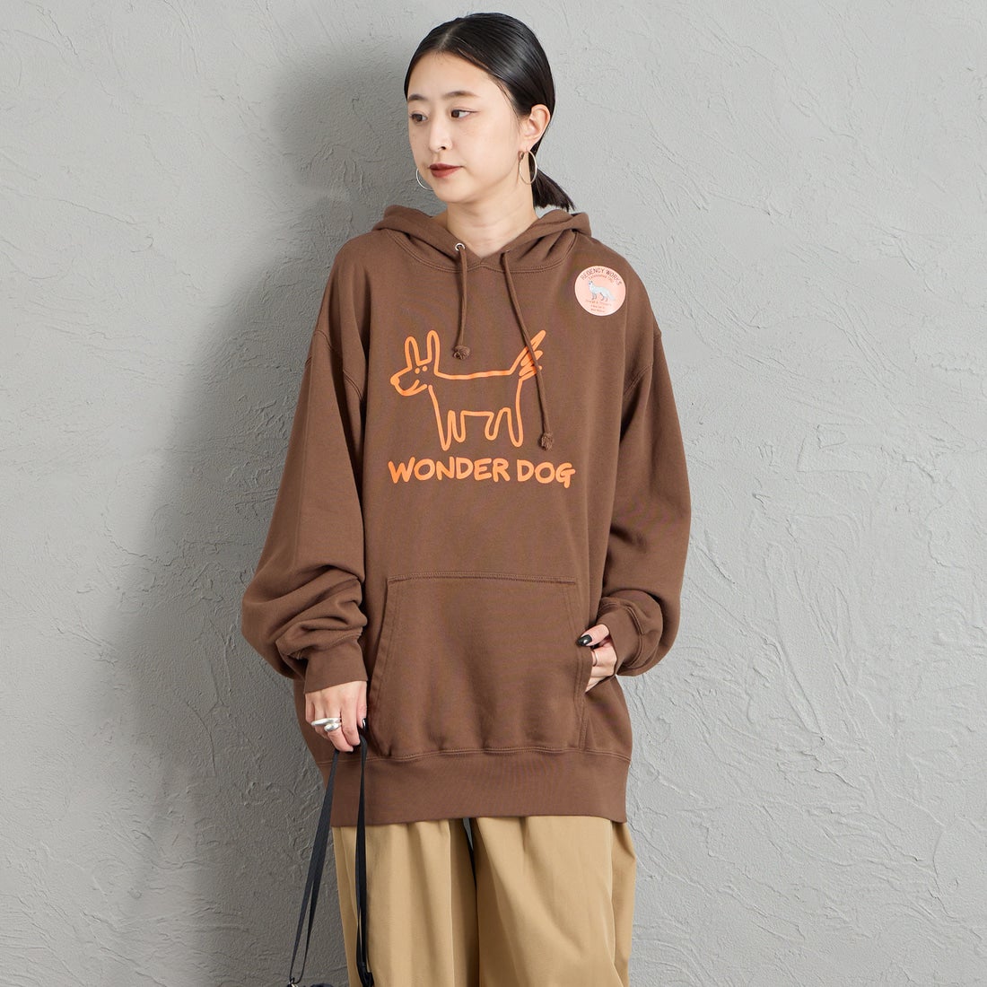 REGENCY WORKS [リージェンシーワークス] 別注 スーベニアプリント スウェットパーカー [521401A-7-JF] BROWN &&モデル身長：150cm 着用サイズ：XL&&