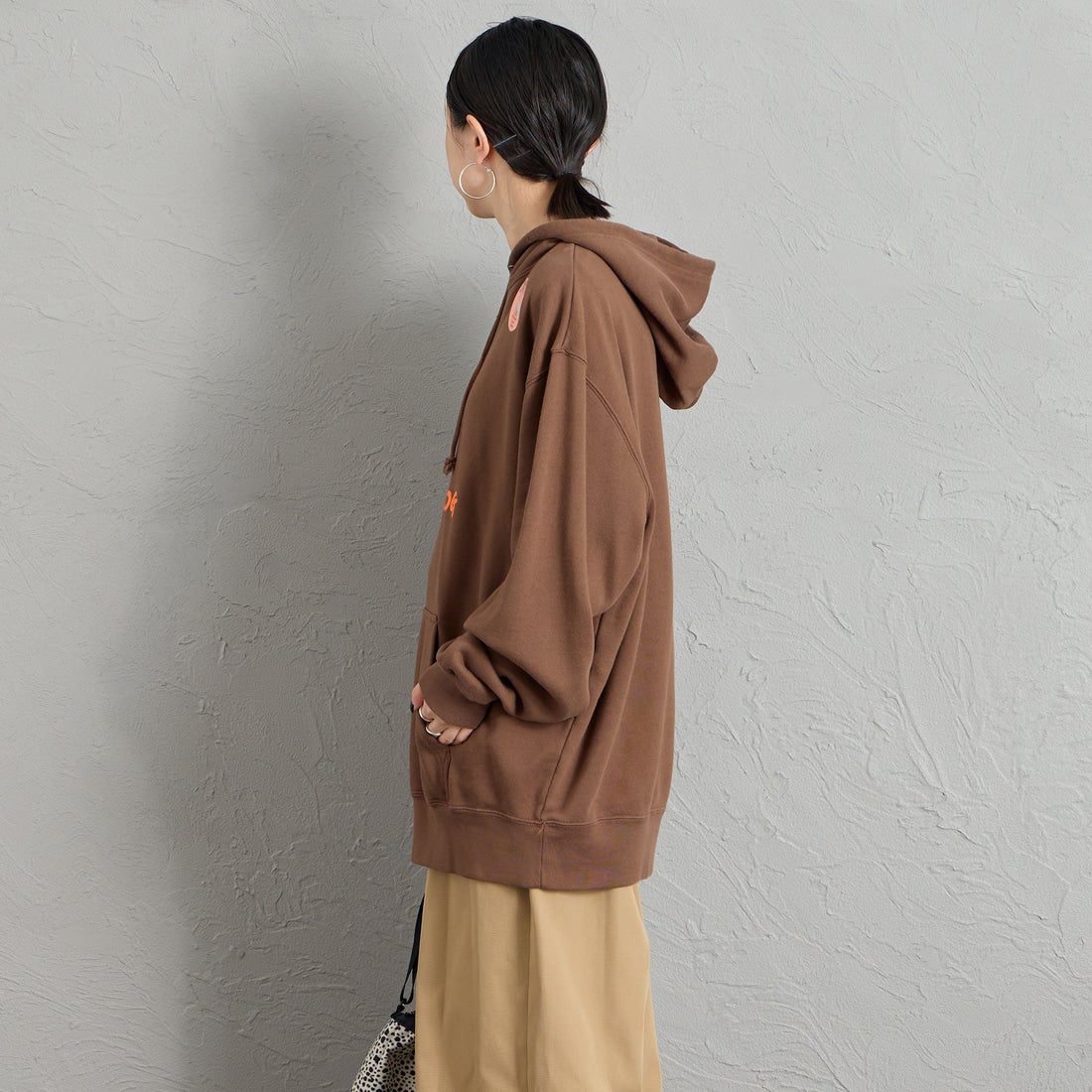 REGENCY WORKS [リージェンシーワークス] 別注 スーベニアプリント スウェットパーカー [521401A-7-JF] BROWN &&モデル身長：150cm 着用サイズ：XL&&