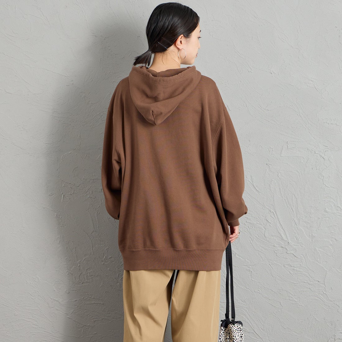 REGENCY WORKS [リージェンシーワークス] 別注 スーベニアプリント スウェットパーカー [521401A-7-JF] BROWN &&モデル身長：150cm 着用サイズ：XL&&