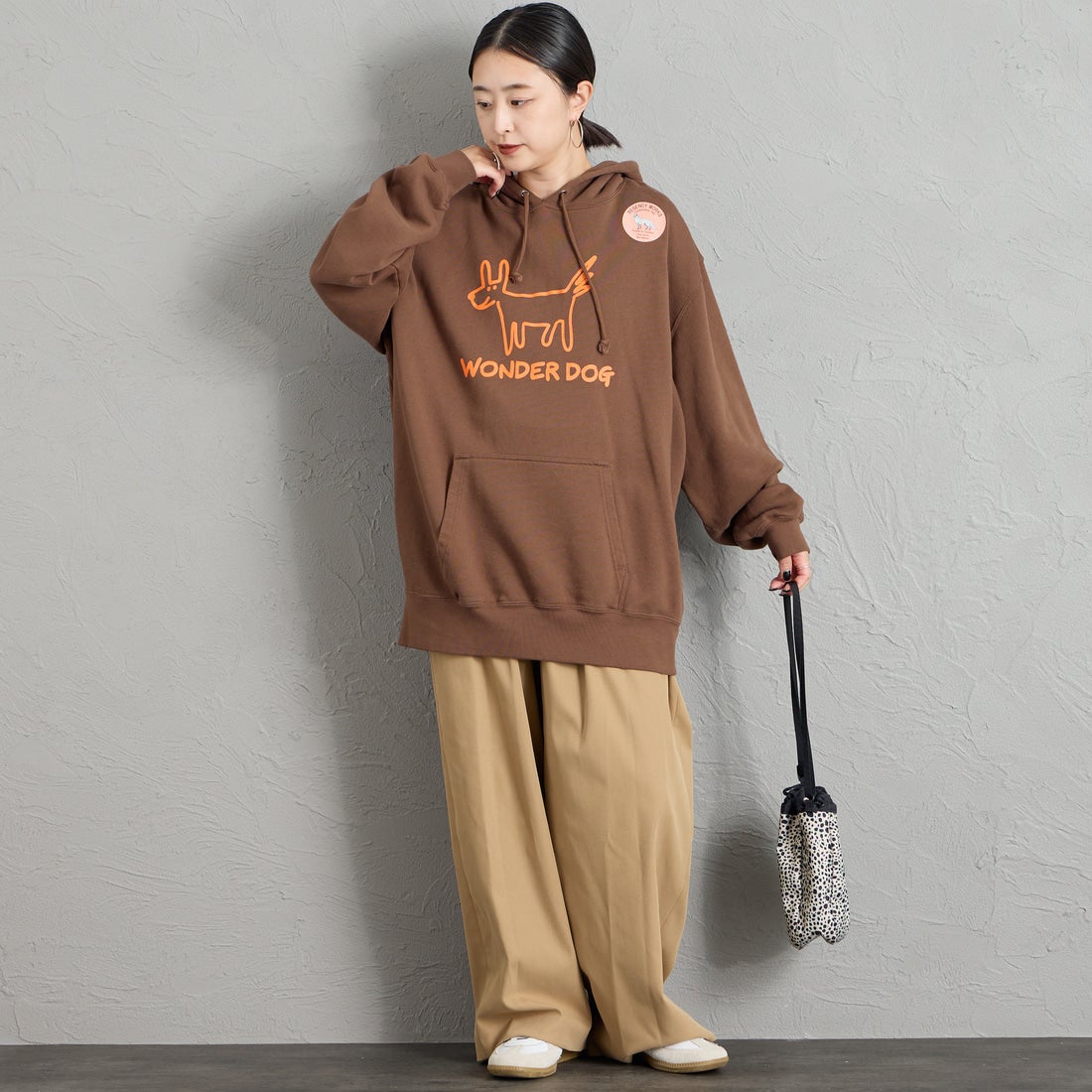 REGENCY WORKS [リージェンシーワークス] 別注 スーベニアプリント スウェットパーカー [521401A-7-JF] BROWN &&モデル身長：150cm 着用サイズ：XL&&