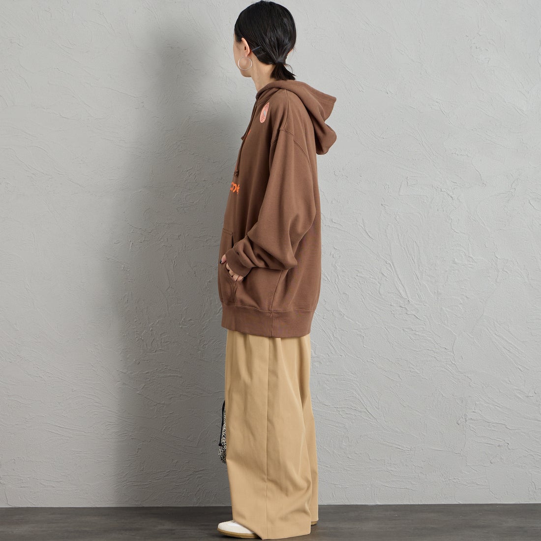 REGENCY WORKS [リージェンシーワークス] 別注 スーベニアプリント スウェットパーカー [521401A-7-JF] BROWN &&モデル身長：150cm 着用サイズ：XL&&