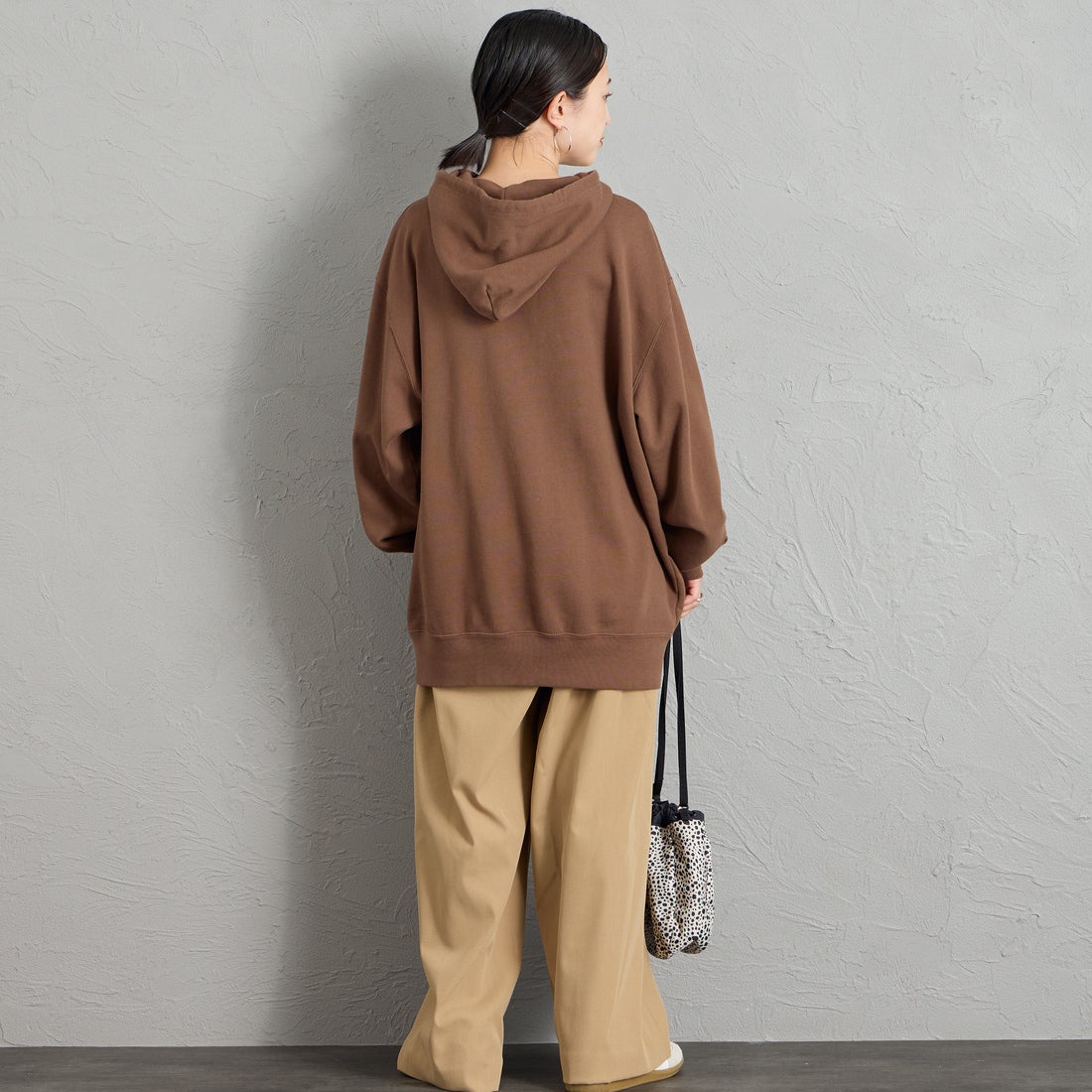 REGENCY WORKS [リージェンシーワークス] 別注 スーベニアプリント スウェットパーカー [521401A-7-JF] BROWN &&モデル身長：150cm 着用サイズ：XL&&