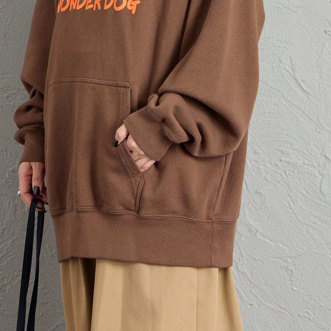 REGENCY WORKS [リージェンシーワークス] 別注 スーベニアプリント スウェットパーカー [521401A-7-JF] BROWN &&モデル身長：150cm 着用サイズ：XL&&
