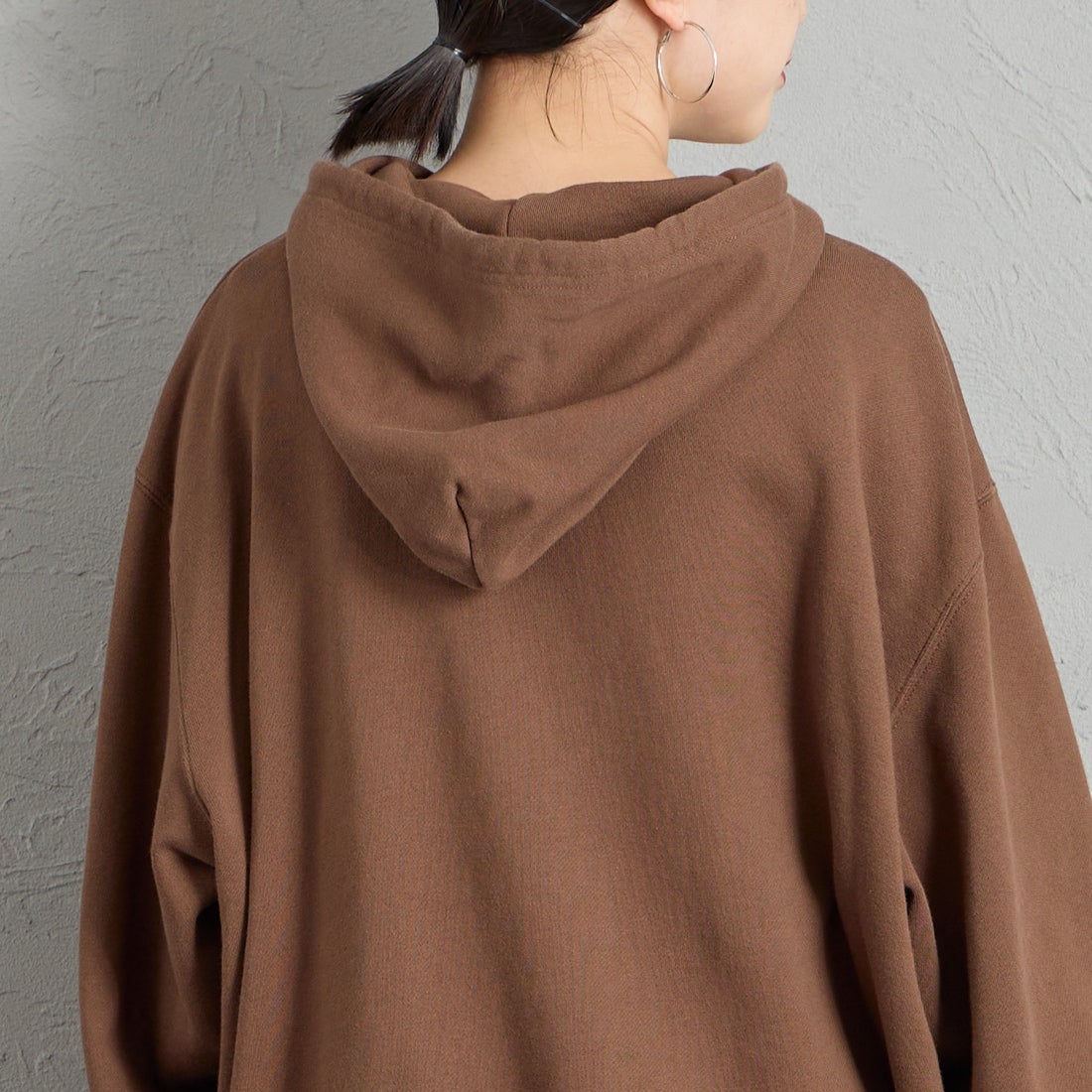 REGENCY WORKS [リージェンシーワークス] 別注 スーベニアプリント スウェットパーカー [521401A-7-JF] BROWN &&モデル身長：150cm 着用サイズ：XL&&