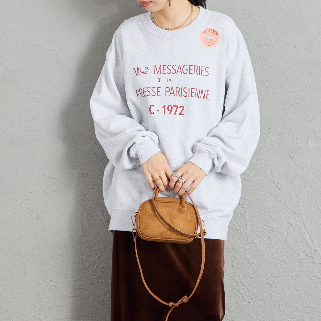 REGENCY WORKS [リージェンシーワークス] 別注 スーベニアプリント クルーネックスウェット [504401L-4-JF] ASH &&モデル身長：162cm 着用サイズ：XL&&