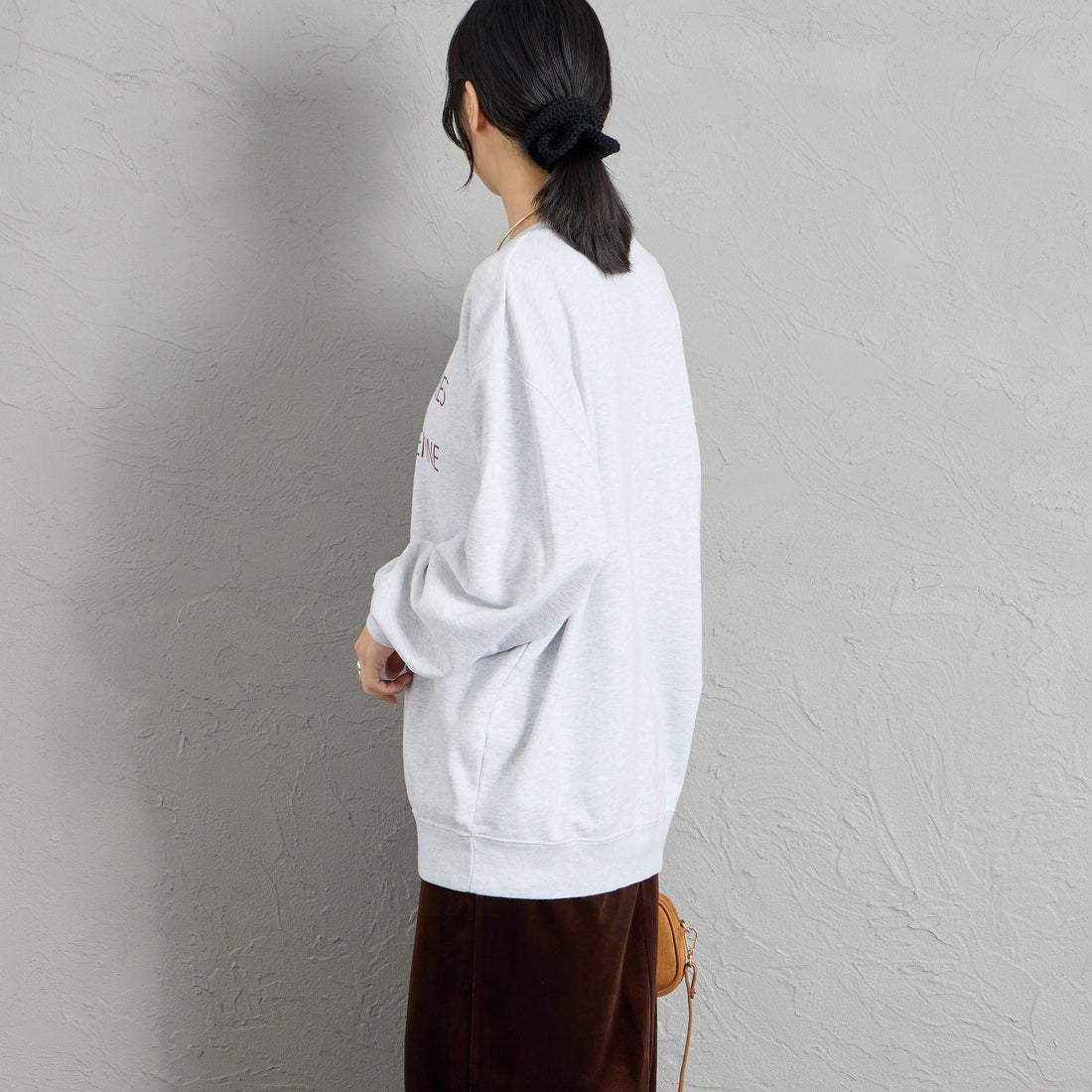 REGENCY WORKS [リージェンシーワークス] 別注 スーベニアプリント クルーネックスウェット [504401L-4-JF] ASH &&モデル身長：162cm 着用サイズ：XL&&